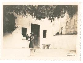 Senhora com cântaro na fonte, junto à entrada da Ermida