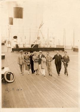 Grupo posando para foto, a bordo do cruzeiro Cap Arcona
