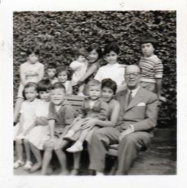 Gastão Benjamim Pinto, com crianças da família Vale Pereira Cabral