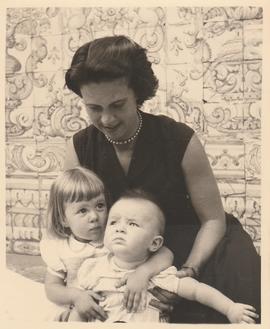 Aldina Ferreira de Melo (Montargil) , mulher do sobrinho João António Pinto-Gonçalves, com os seus filhos (sobrinhos-netos de GBP) Mafalda e Nuno.