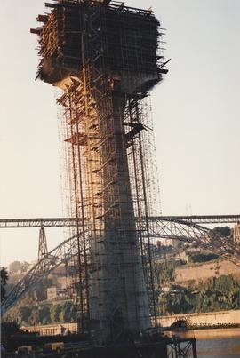 Vista de construção de um dos pilares